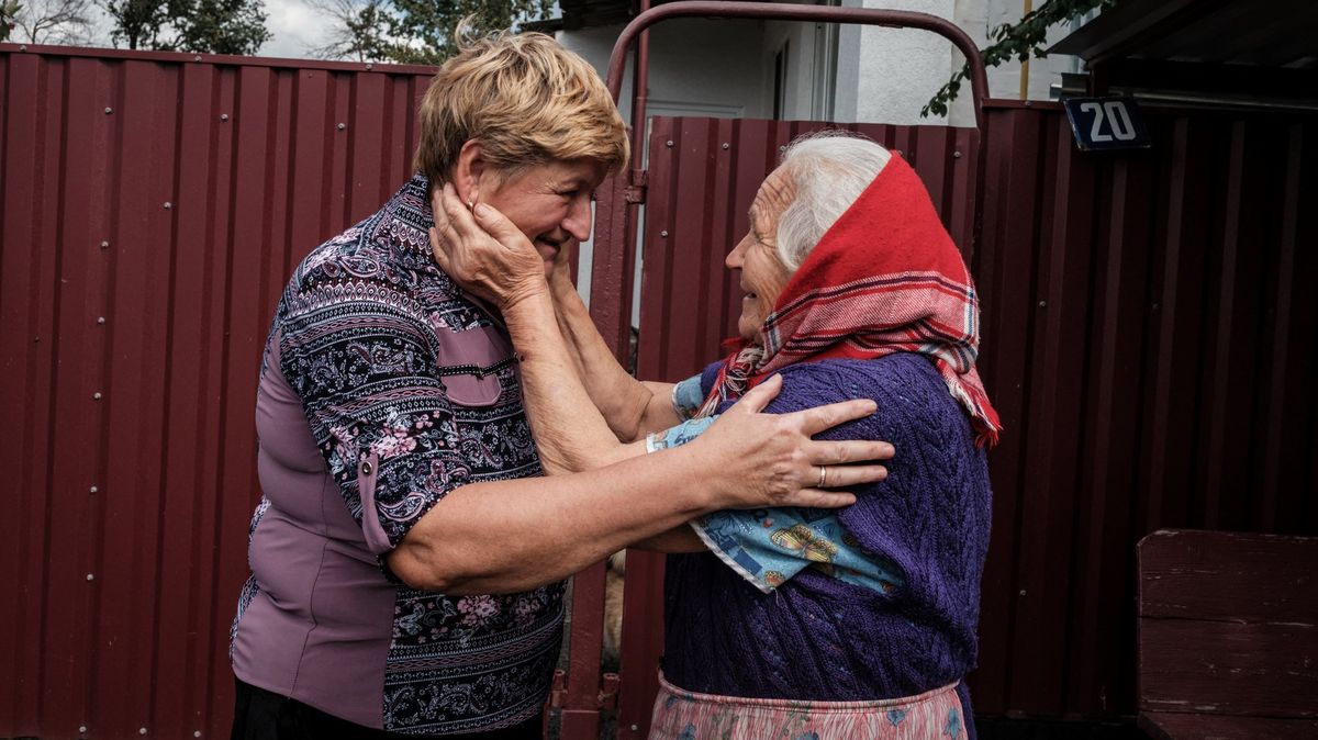 Fotky čirého dojetí a radosti: Návrat Ukrajinců za rodinou ve svobodné vsi